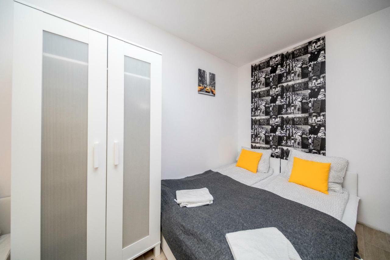 6 Cities Rooms Warsaw Exterior photo
